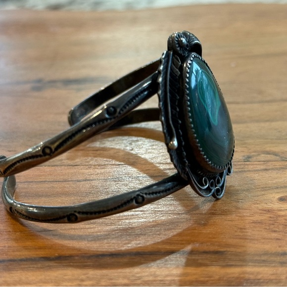Vintage Native Nila Johnson (NJ) Malachite Sterling Silver Navajo cuff bracelet - Picture 3 of 9